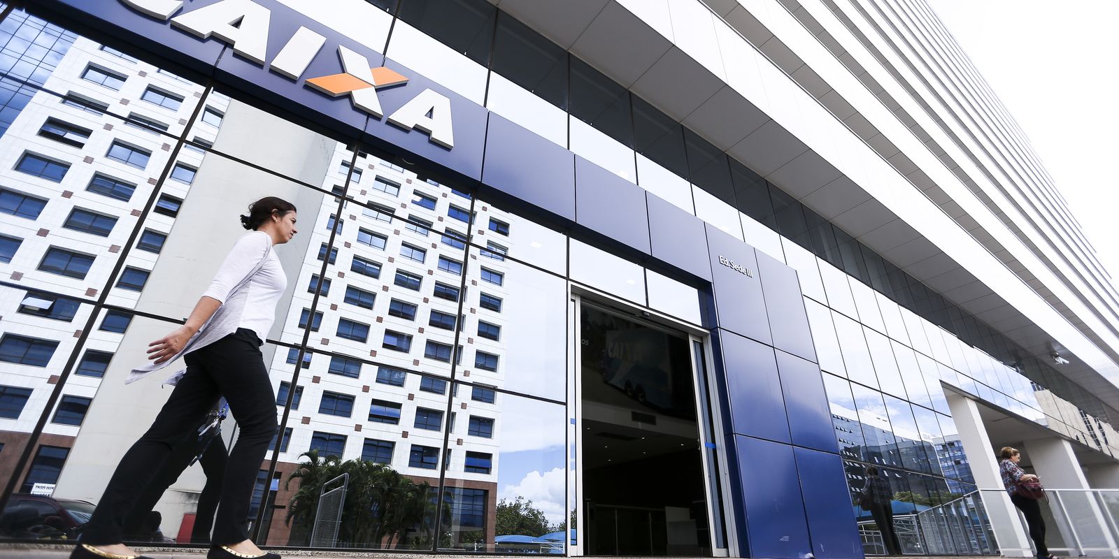 Caixa fatura R$ 3,9 bi no 2º tri, mas calotes disparam