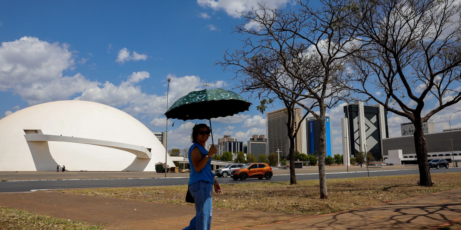 Prepare o bolso e a sombrinha para o calorão e chuvas divididas em outubro