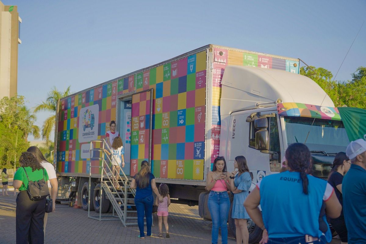 Caminhão com tecnologia e arte passa por escolas de Guarulhos