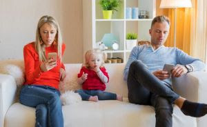 Celular dos pais freia vocabulário infantil, aponta estudo