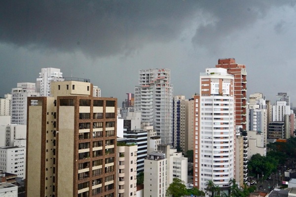 Chuva em SP dispara em setembro e ativa Defesa Civil