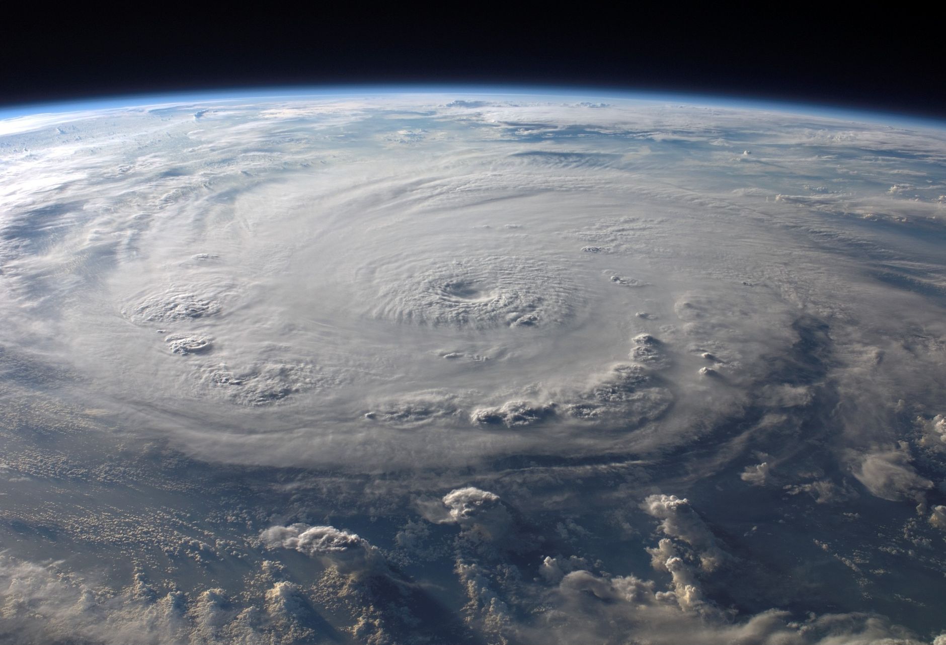 Frente fria e ciclone colocam o Centro-Sul em alerta máximo