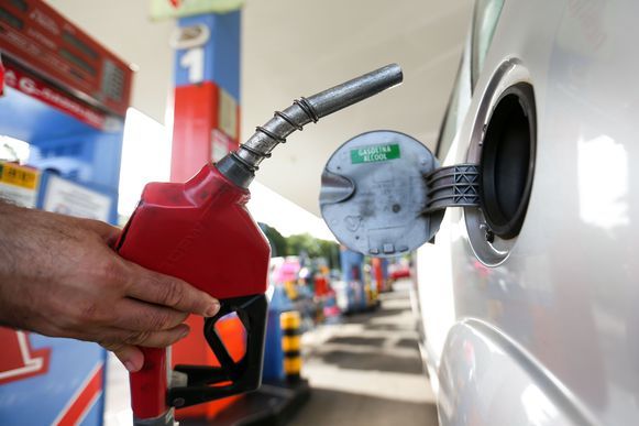 Combustíveis barateiam pelo 3º mês seguido no país