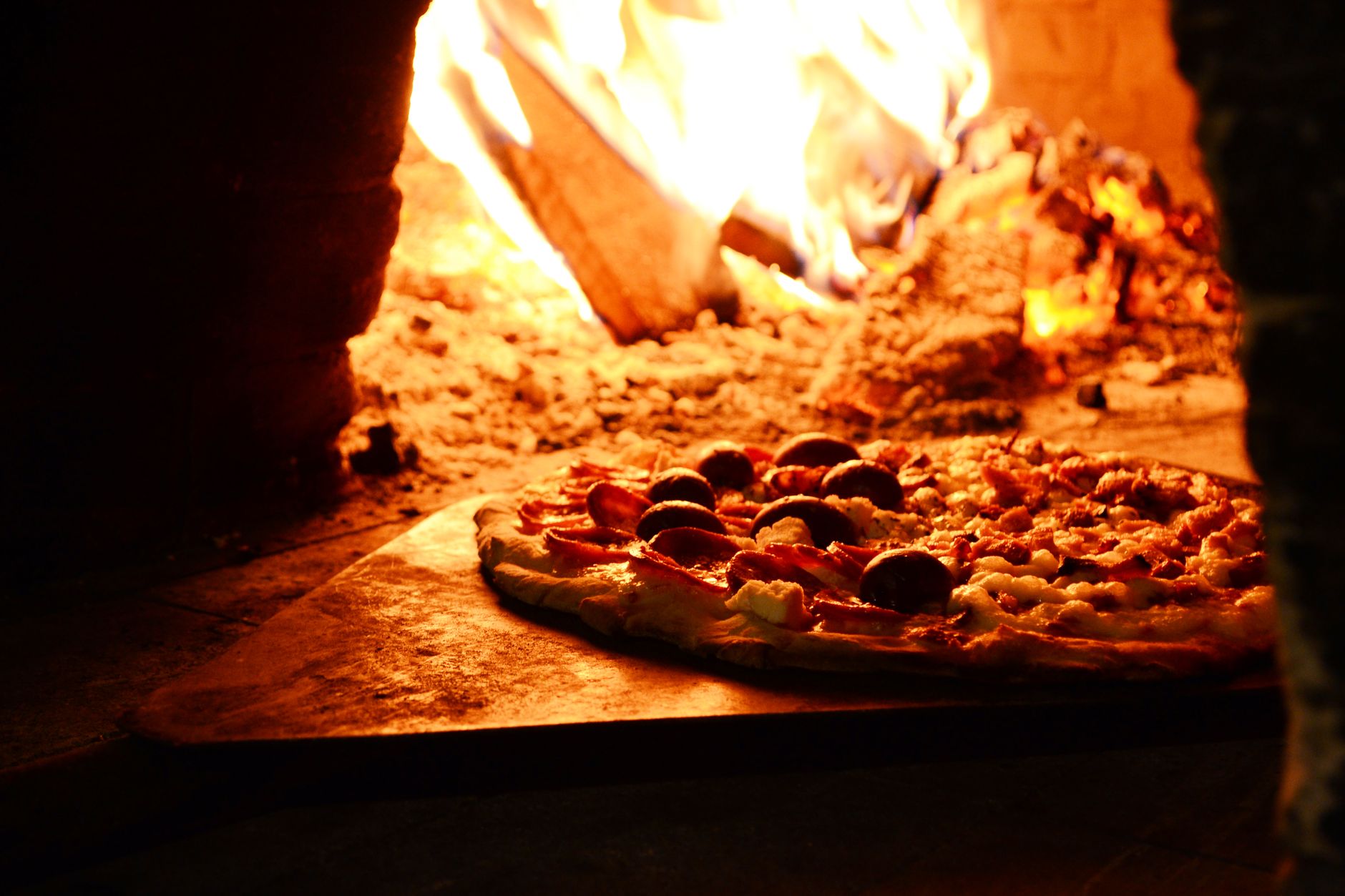 Derreta gelo na pizza e veja a mágica do queijo cremoso no forno