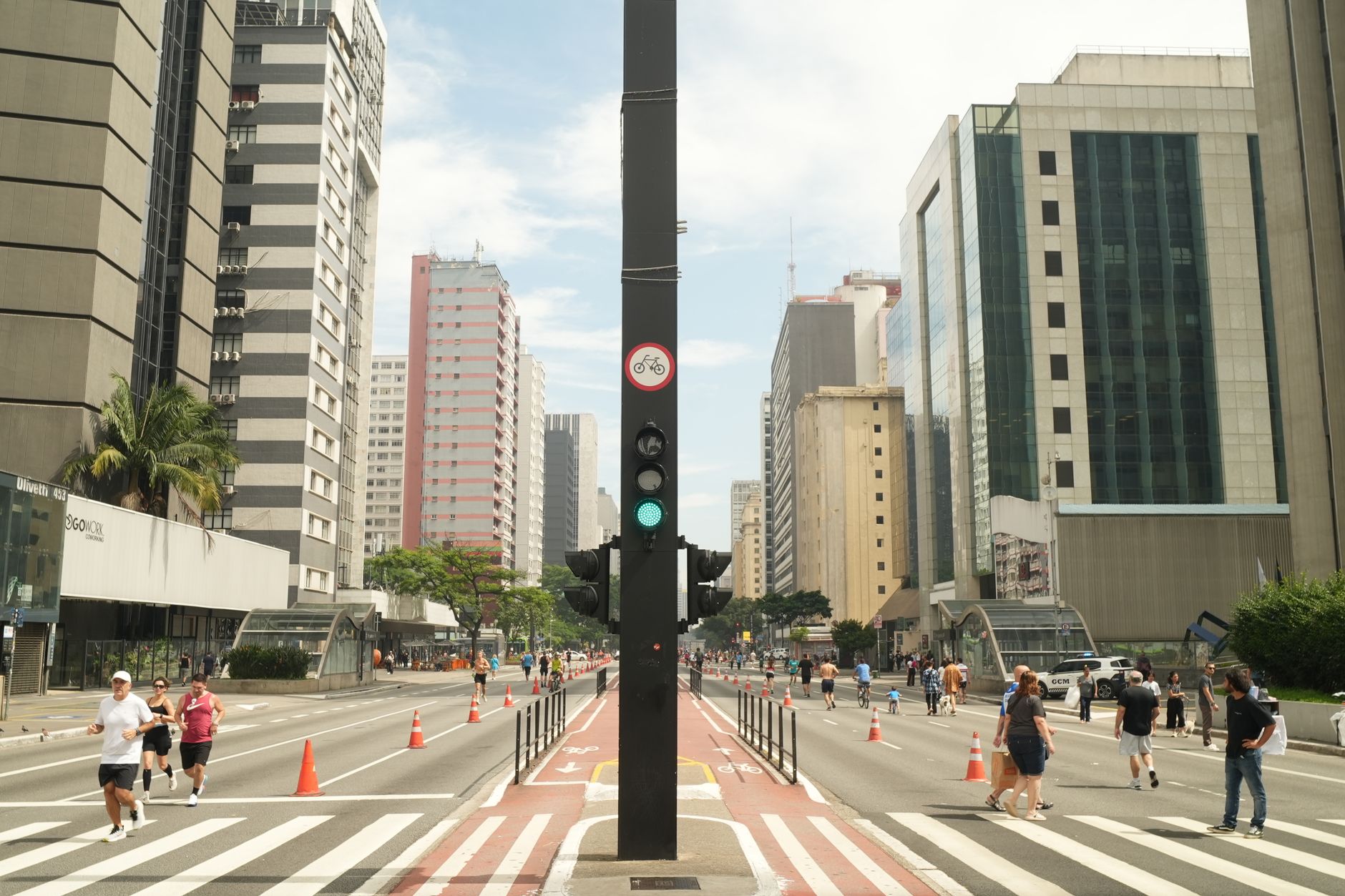 Mais de 100 milhões trabalhando e desemprego despenca no país