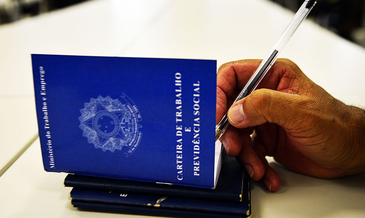 Desemprego cai para 5,3% no trimestre encerrado em julho