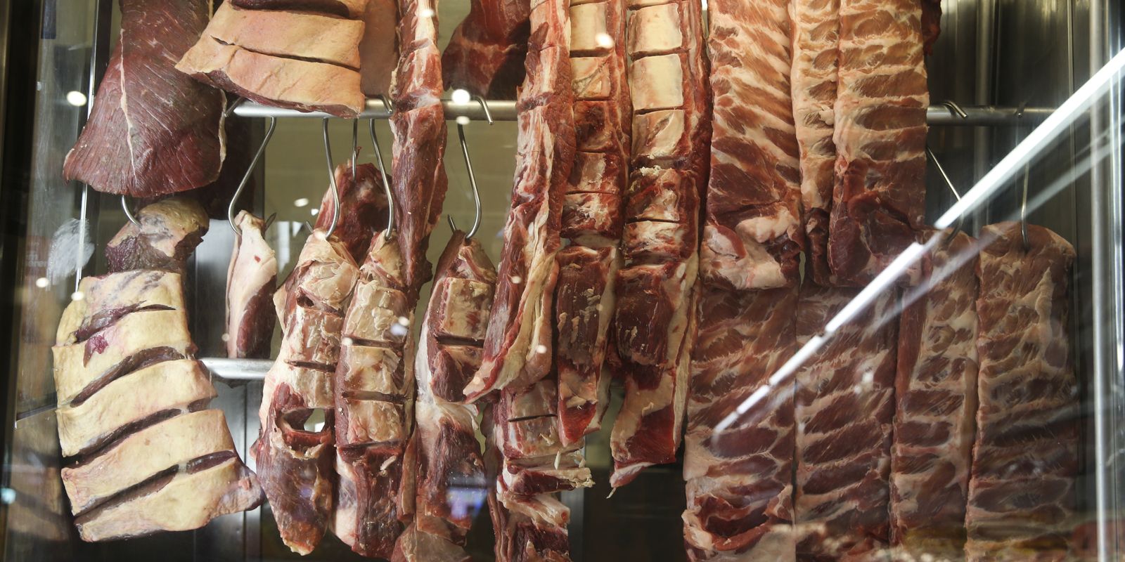 Exportação brasileira de carne bovina despenca em agosto