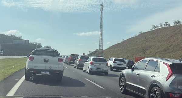 Feriado travado: saídas de Guarulhos têm trânsito pesado neste sábado