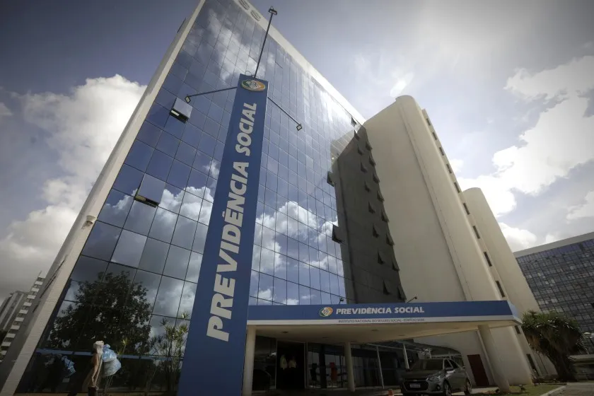 Fila do INSS despenca pela metade e levanta suspeitas sobre cortes