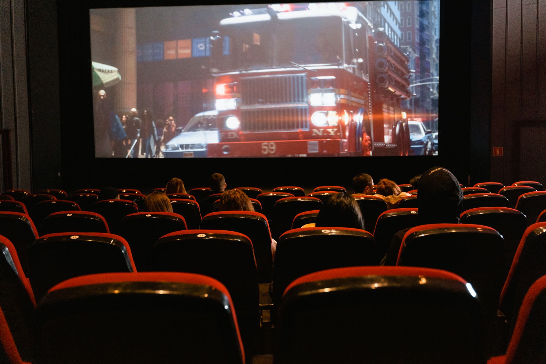 Fio brilhante nos cabelos resgata visual famoso das ruas