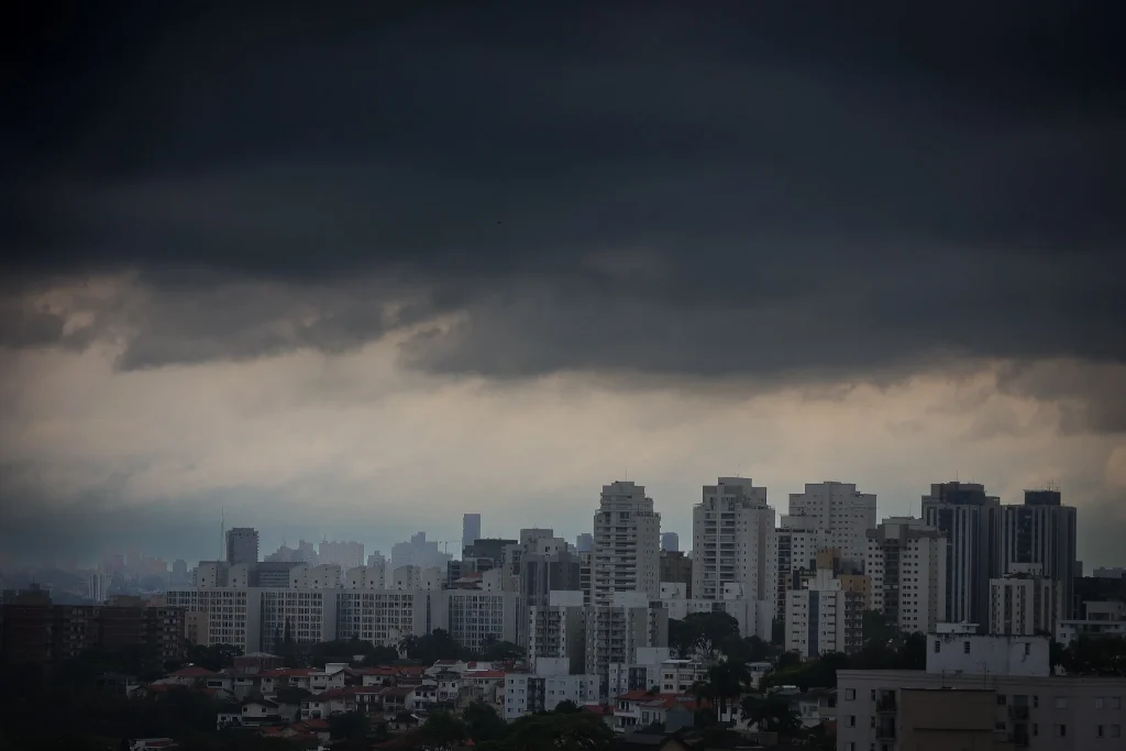 Frente fria muda o tempo e traz chuva rápida a Guarulhos