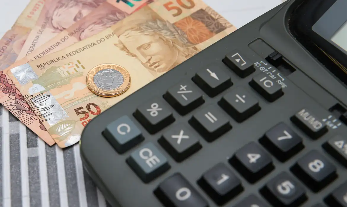 Governo mira R$ 636 bilhões com nova taxa federal em 2027