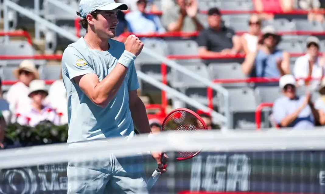 João Fonseca comemora a vitória sobre Tsitsipas em Montreal