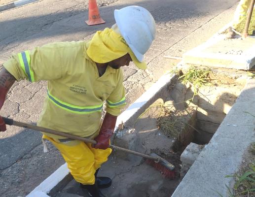 Limpeza de bueiros nos Pimentas tenta evitar enchentes