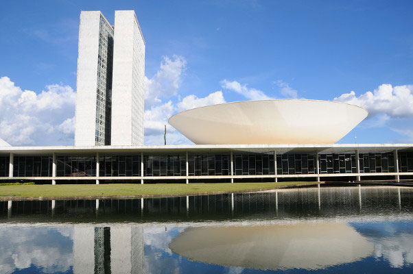 Novas regras no trânsito podem liberar direção para jovens de 16 anos