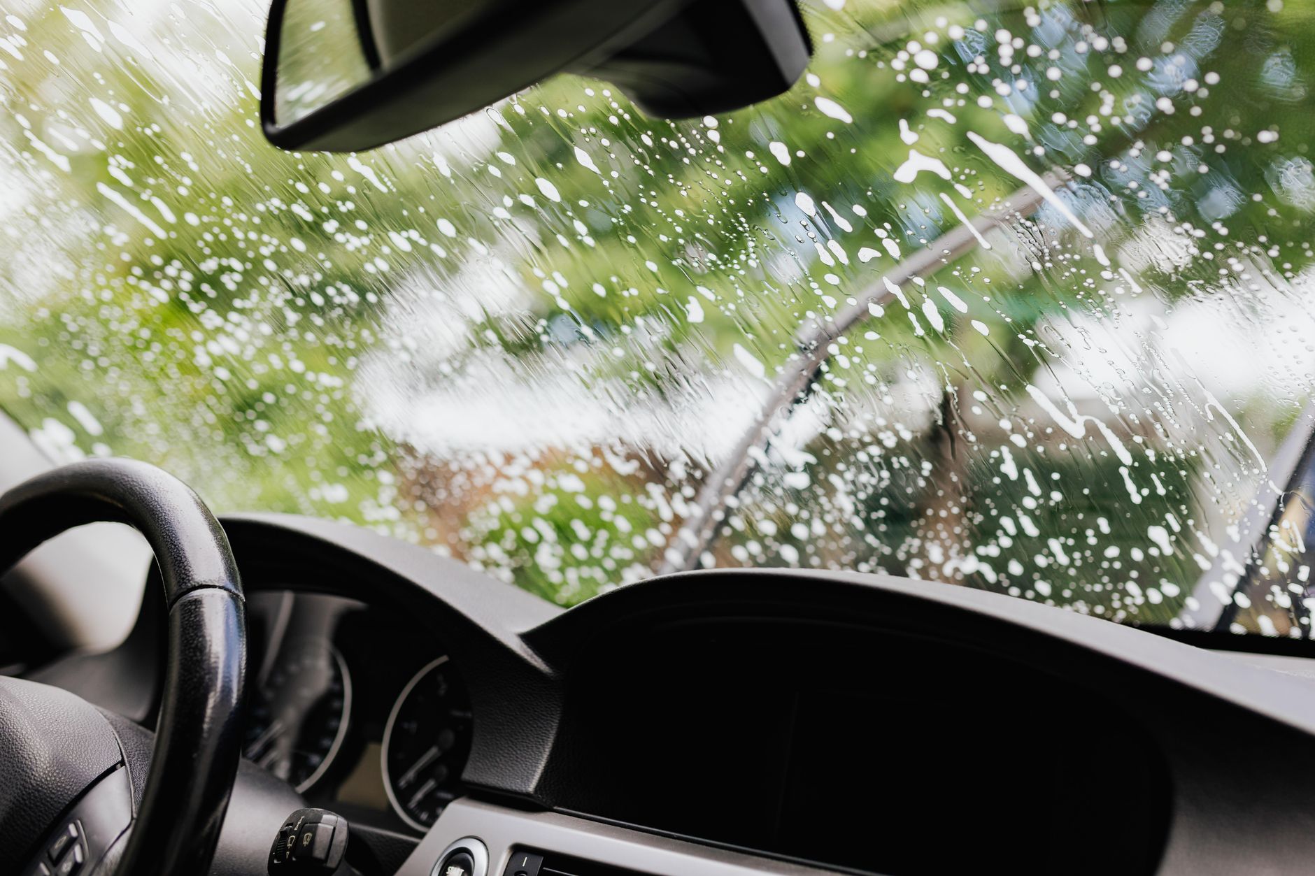 Pare de limpar o vidro do carro do jeito errado