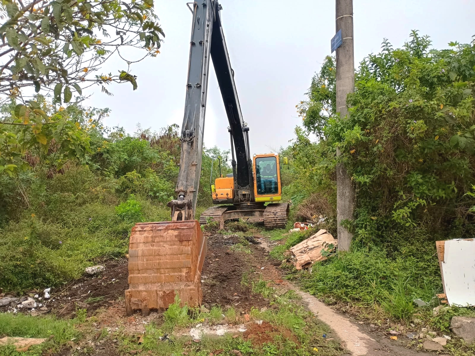 Prefeitura limpa córregos e canais em Guarulhos para evitar alagamentos