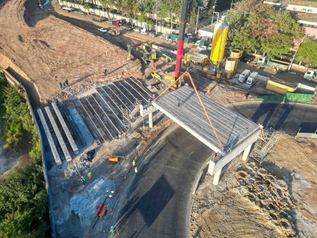 Vigas de concreto de 17 toneladas são içadas no primeiro viaduto interno de Guarulhos