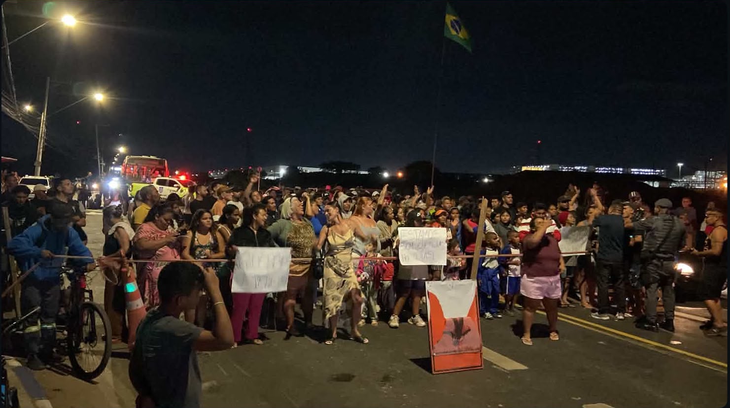 Falta de luz de 9 dias gera protesto na rua Jamil João Zarif