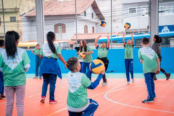 Quadra nova agita escola na Vila Carmela e atende 500 alunos