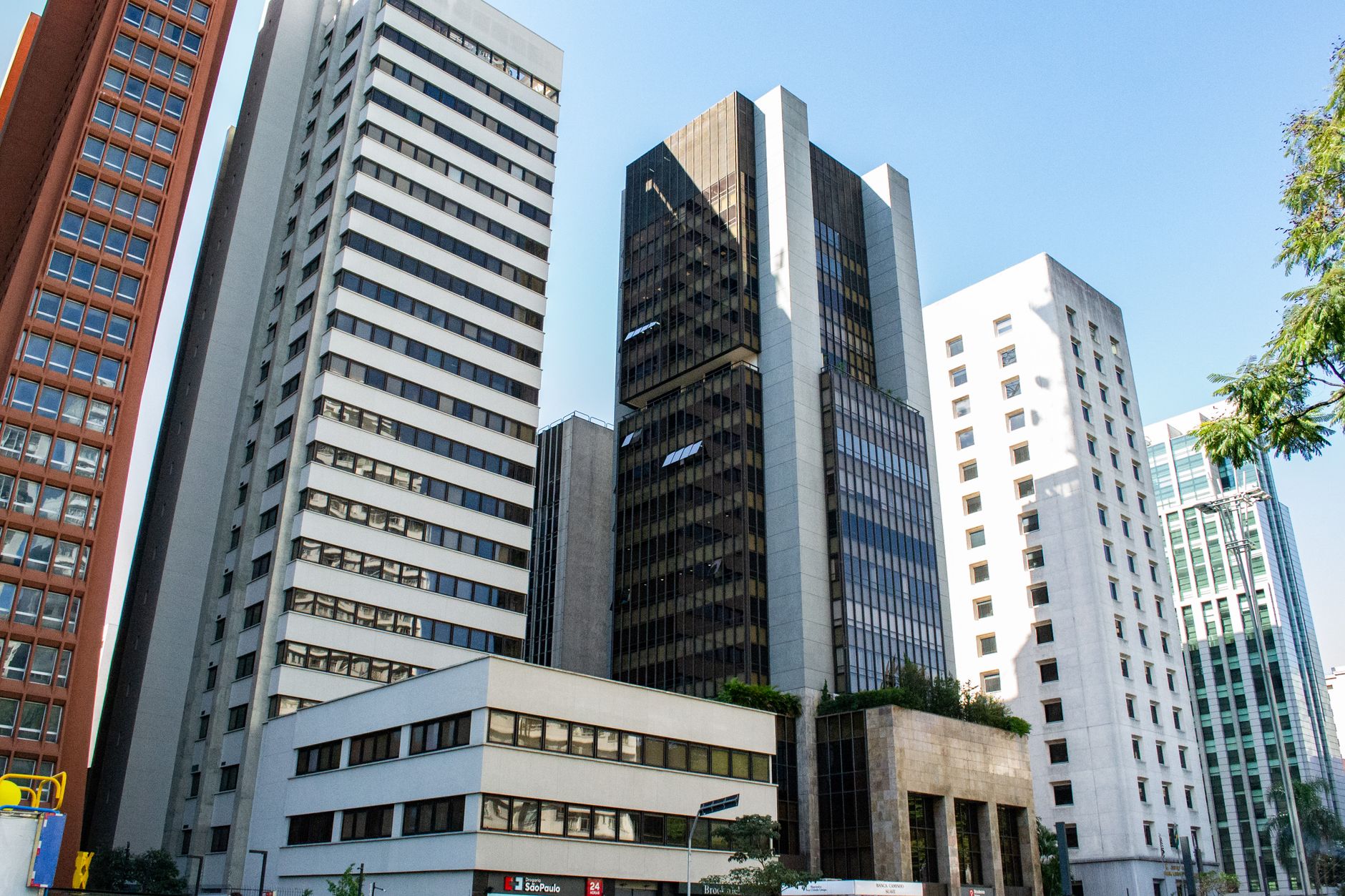 Bolsa de nove mil reais atrai novos profissionais para vagas na Sabesp