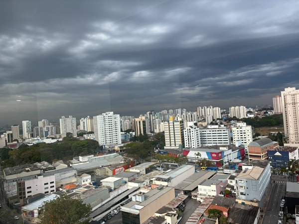Segunda-feira gelada e nublada em Guarulhos