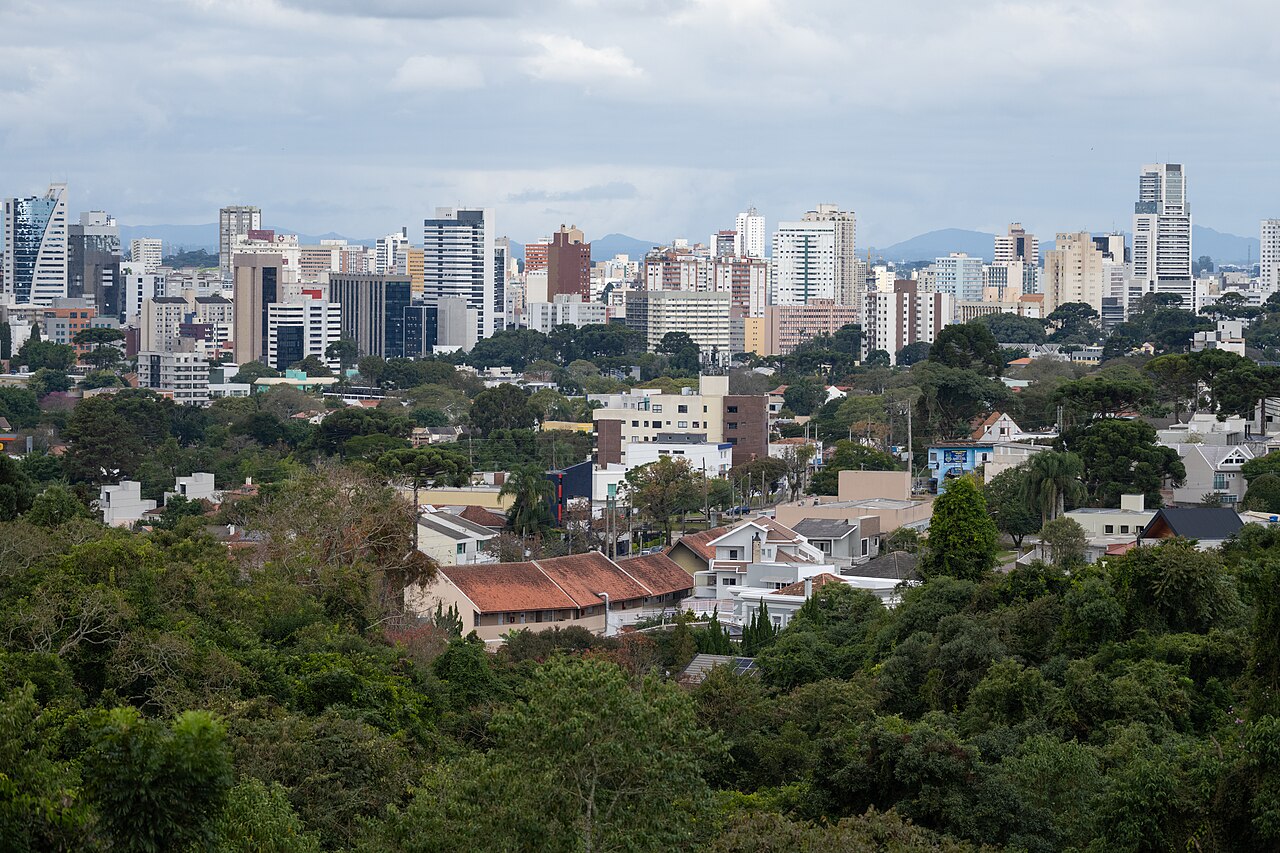 Segure o guarda-chuva porque o domingo pede cautela com a água