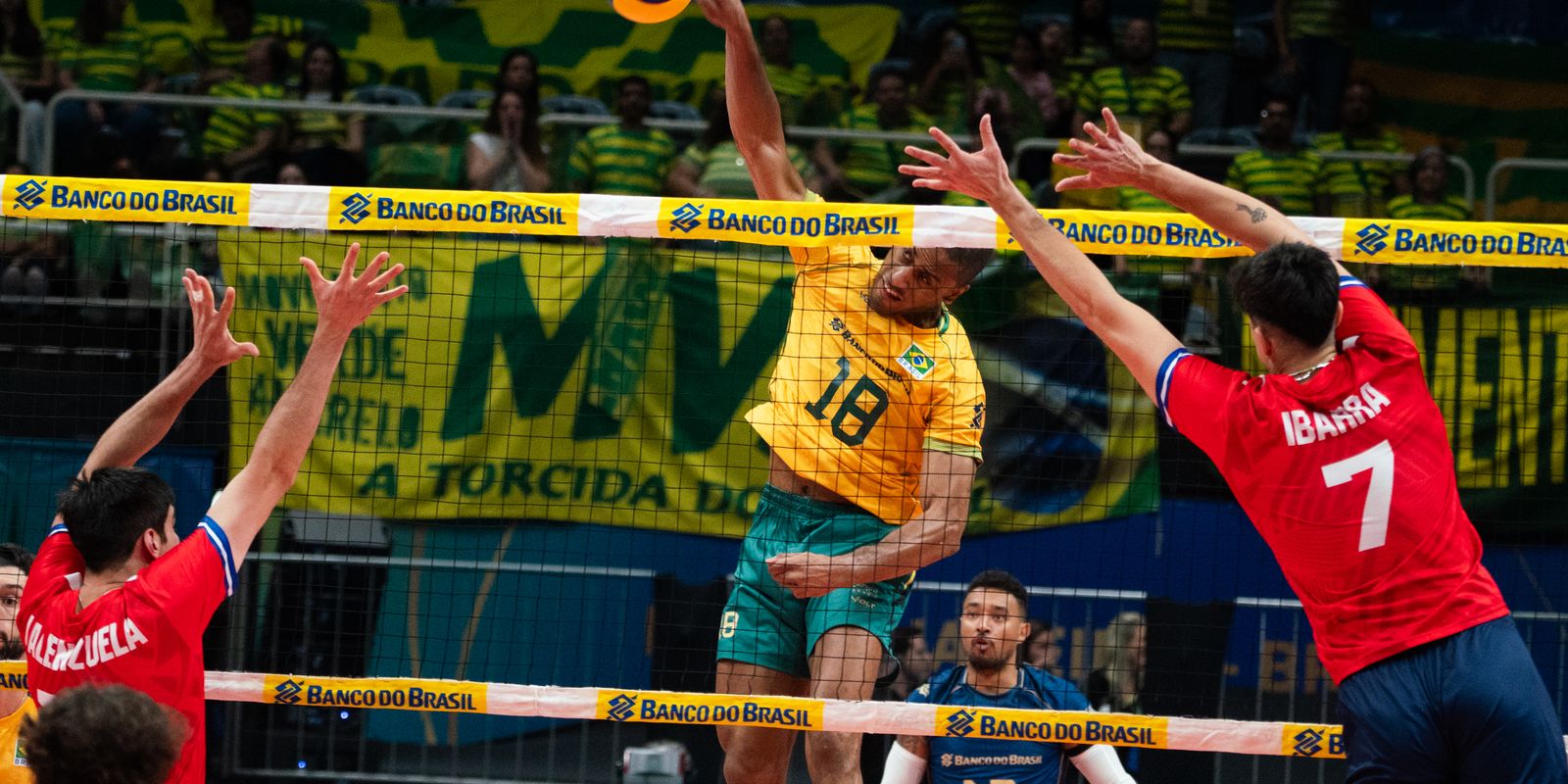 Seleção masculina de vôlei estreia vencendo no Sul-Americano