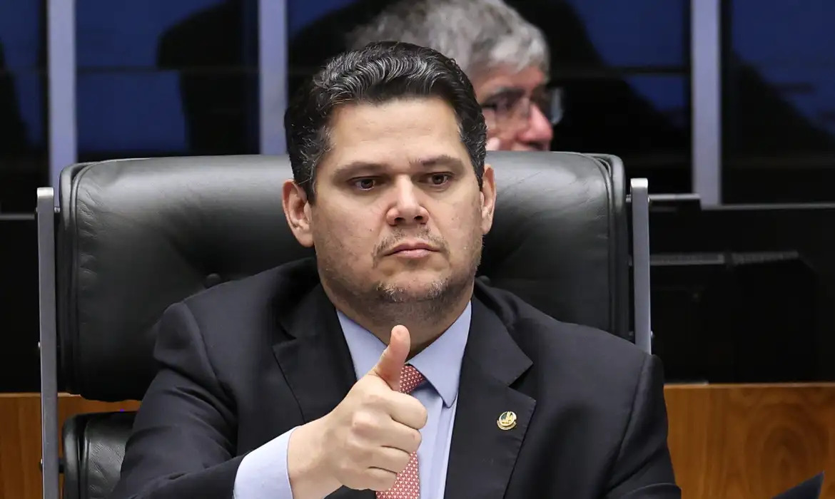 Senado movimenta PEC da jornada 6x1 e da segurança pública