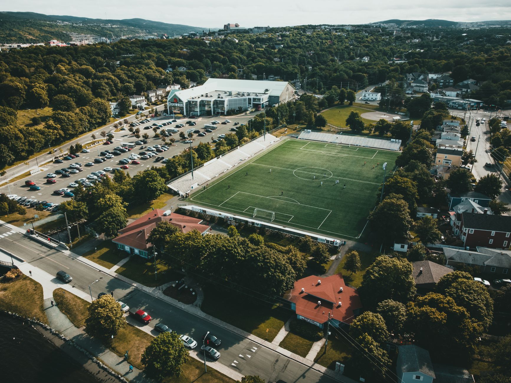 Servidores municipais lotam praças de esporte na primeira rodada