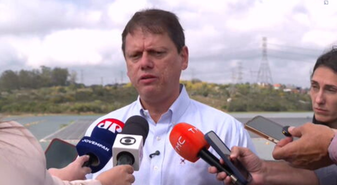 Tarcísio confirma apoio a Flávio Bolsonaro e prega pragmatismo