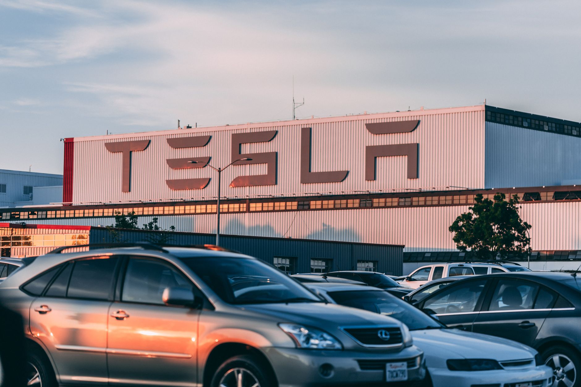 Tesla garante injeção de trinta bilhões de dólares para expandir negócios