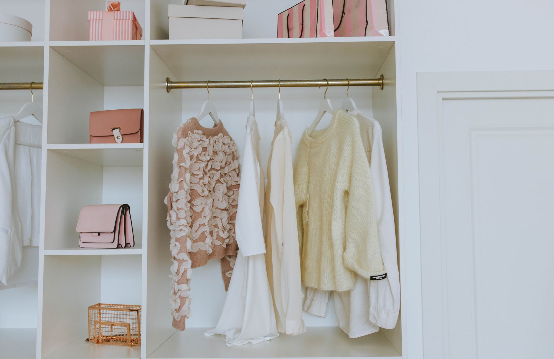 Organize o guarda-roupa com cabides e cesta em minutos