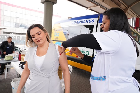 Vacimóvel estaciona no Terminal Pimentas para aplicação de doses